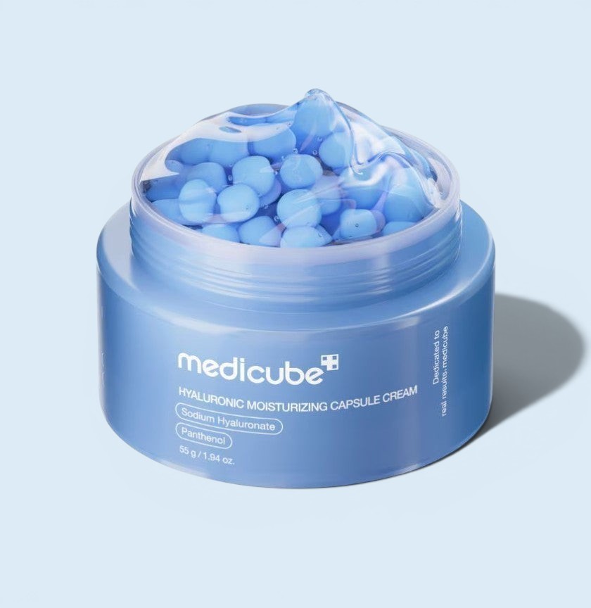 Crema hidratante KSTANDARBEAUTY Medicube con cápsulas azules de ácido hialurónico y pantenol en tarro azul