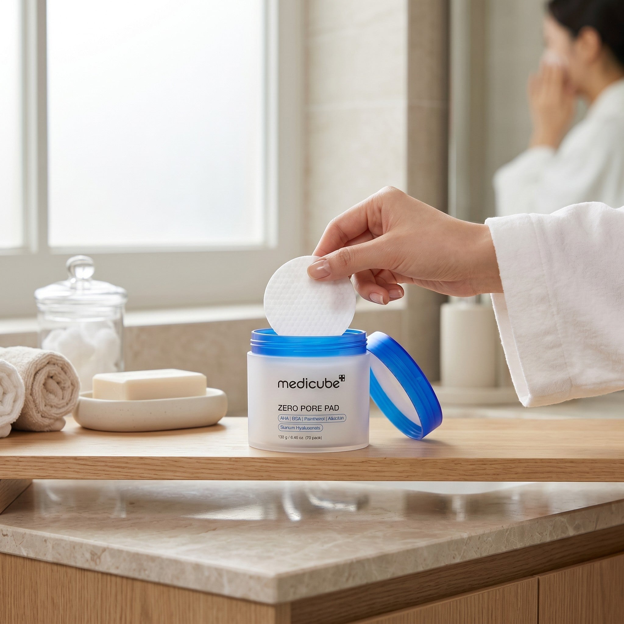 Discos exfoliantes KSTANDARBEAUTY Medicube Zero Pore Pad con AHA y BHA para limpiar poros en un baño luminoso.